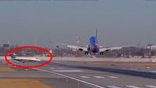 VIDEO: ¡Por un pelito! Aviones se salvan de estrellarse en aeropuerto de Chicago