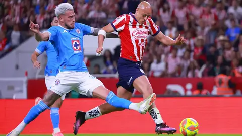 ¿Era penalti? Polémica se desata en el Chivas vs Cruz Azul por entrada de Piovi sobre Chicharito