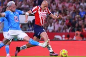 ¿Era penalti? Polémica se desata en el Chivas vs Cruz Azul por entrada de Piovi sobre Chicharito