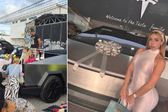 Modelo causa sensación en Cancún al vender ropa desde su Tesla Cybertruck en un tianguis