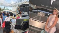 Modelo causa sensación en Cancún al vender ropa desde su Tesla Cybertruck en un tianguis