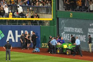 En estado crítico, hombre que cayó desde el muro Clemente en PNC Park durante juego de Piratas
