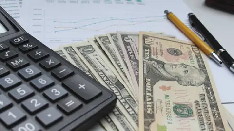 Precio del dólar 19 de febrero 2025: Le descuentan unos centavos al peso mexicano