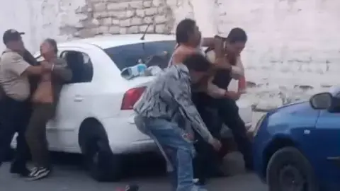 VIDEO: Jóvenes alcoholizados agreden a policías en calles de Edomex