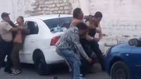 VIDEO: Jóvenes alcoholizados agreden a policías en calles de Edomex