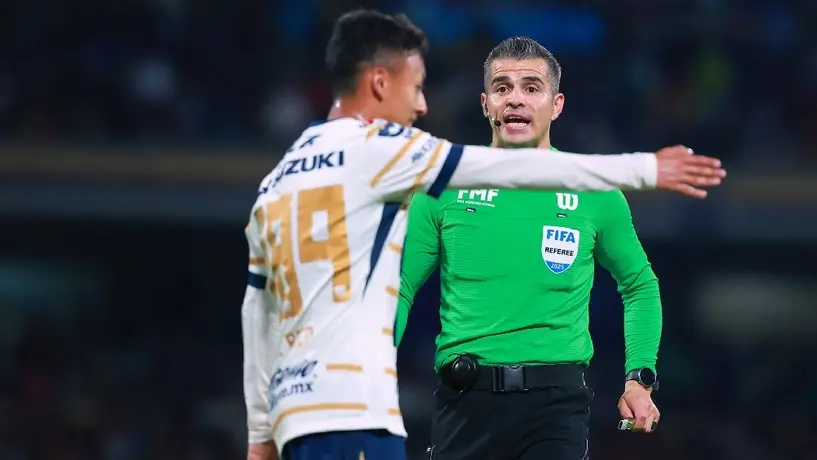 ¡Fiesta arbitral! Fernando Hernández protagoniza polémicas decisiones en el Pumas vs América