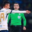 ¡Fiesta arbitral! Fernando Hernández protagoniza polémicas decisiones en el Pumas vs América