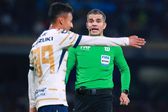 ¡Fiesta arbitral! Fernando Hernández protagoniza polémicas decisiones en el Pumas vs América