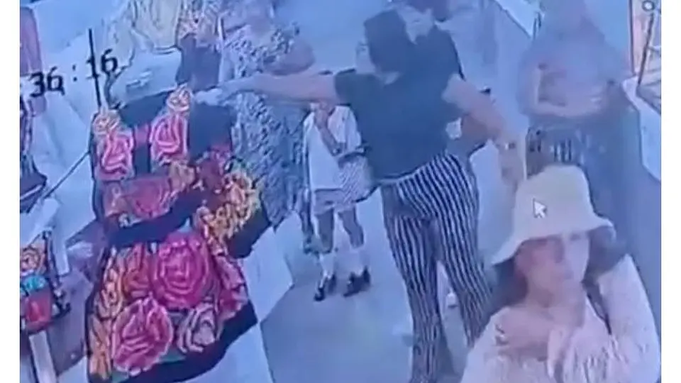 Mujeres arrojan cloro a trajes típicos en mercado de Juchitán por supuesta disputa financiera