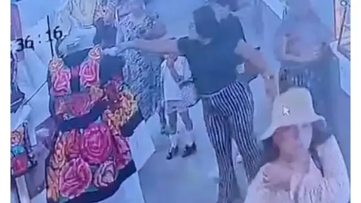Mujeres arrojan cloro a trajes típicos en mercado de Juchitán por supuesta disputa financiera
