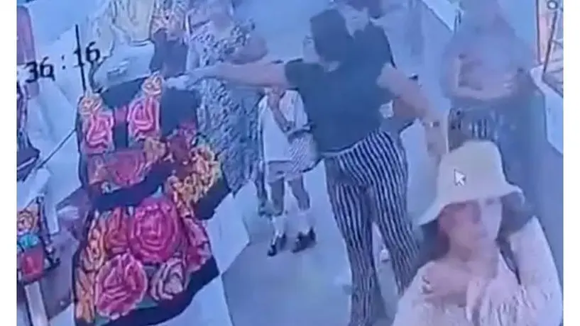Mujeres arrojan cloro a trajes típicos en mercado de Juchitán por supuesta disputa financiera