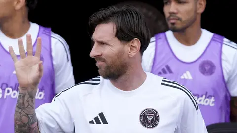 ¡Cómo si fuera la primera vez! Lionel Messi es captado con impaciencia al estar en el banquillo