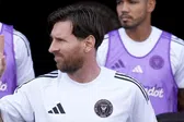 ¡Cómo si fuera la primera vez! Lionel Messi es captado con impaciencia al estar en el banquillo