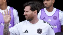 ¡Cómo si fuera la primera vez! Lionel Messi es captado con impaciencia al estar en el banquillo