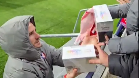 Antoine Griezmann cambia su playera del Atlético de Madrid por cartas de Pokemón