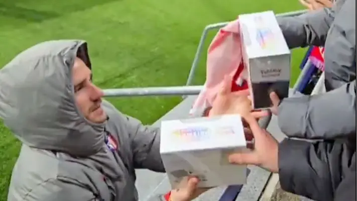 Antoine Griezmann cambia su playera del Atlético de Madrid por cartas de Pokemón