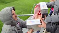 Antoine Griezmann cambia su playera del Atlético de Madrid por cartas de Pokemón