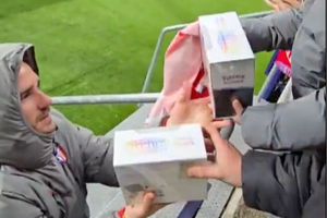 Antoine Griezmann cambia su playera del Atlético de Madrid por cartas de Pokemón