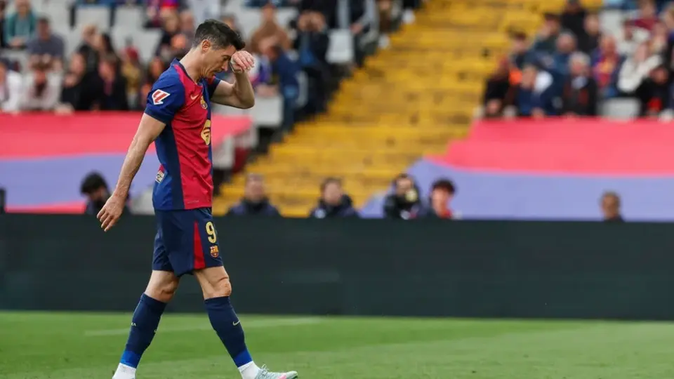 Barcelona confirma lesión de Lewandowski; en duda para juego contra Real Madrid
