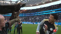 Hugo Ekitike, jugador del Frankfurt, es aterrorizado por mascota del equipo