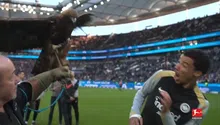Hugo Ekitike, jugador del Frankfurt, es aterrorizado por mascota del equipo