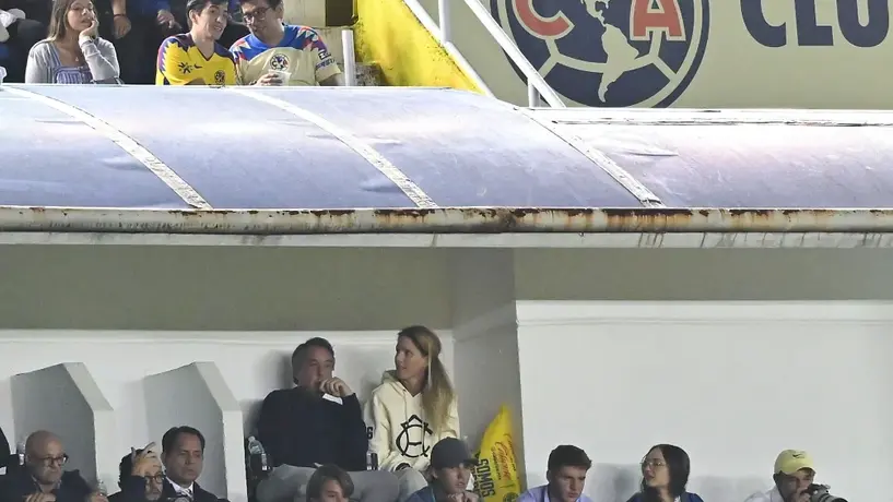 ¡Un aficionado más! Emilio Azcárraga cantó 'Mi mayor anhelo' después de que América eliminó a Cruz Azul