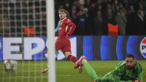 Liverpool sale vivo y con victoria sobre PSG con gol heróico de Harvey Elliott