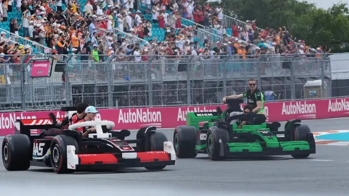 ¡Disfrutaron como niños! En el Gran Premio de Miami, los pilotos desfilaron en réplicas gigantes de LEGO