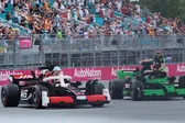 ¡Disfrutaron como niños! En el Gran Premio de Miami, los pilotos desfilaron en réplicas gigantes de LEGO