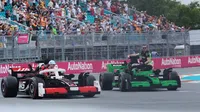 ¡Disfrutaron como niños! En el Gran Premio de Miami, los pilotos desfilaron en réplicas gigantes de LEGO