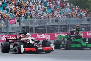 ¡Disfrutaron como niños! En el Gran Premio de Miami, los pilotos desfilaron en réplicas gigantes de LEGO