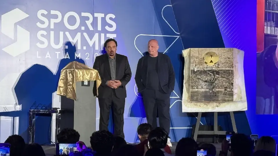 Hugo Sánchez devela escultura bautizada como ‘Raíces de oro’