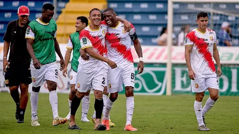 ¡Inédito! Futbolista en Costa Rica protagoniza beso a su rival en plena discusión