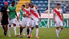 ¡Inédito! Futbolista en Costa Rica protagoniza beso a su rival en plena discusión