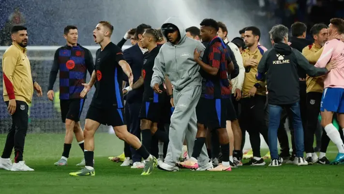 Espanyol encendió aspersores en título de Barcelona; jugadores celebraron en el agua