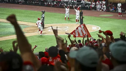 Aficionada celebra fin de sus quimioterapias y es ovacionada por todo el Estadio Alfredo Harp Helú