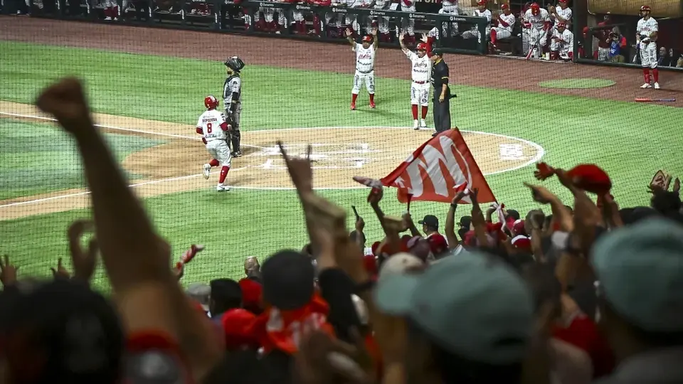 Aficionada celebra fin de sus quimioterapias y es ovacionada por todo el Estadio Alfredo Harp Helú