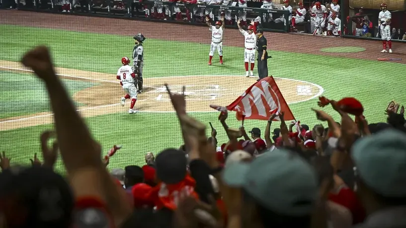 Aficionada celebra fin de sus quimioterapias y es ovacionada por todo el Estadio Alfredo Harp Helú