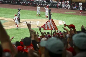 Aficionada celebra fin de sus quimioterapias y es ovacionada por todo el Estadio Alfredo Harp Helú