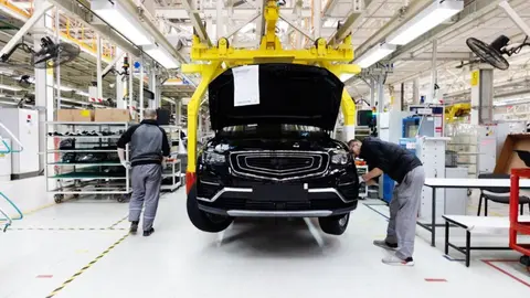 Caen acciones de automotrices tras anuncio de aranceles de Trump; Tesla se mantiene fuerte
