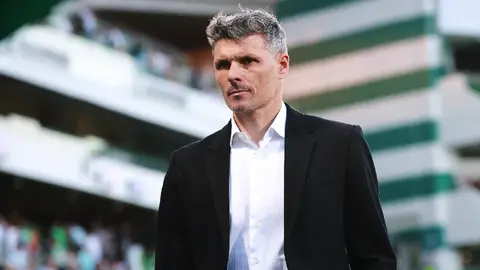 Fernando Ortiz levanta la mano para dirigir a Boca Juniors tras su salida de Santos