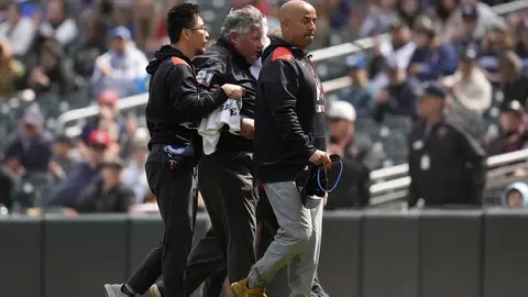 Umpire abandona partido entre Mets y Twins por bola de foul que le impactó en la cara
