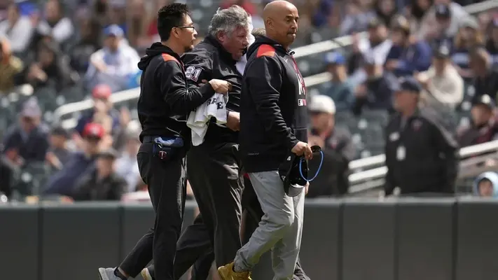 Umpire abandona partido entre Mets y Twins por bola de foul que le impactó en la cara