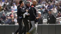 Umpire abandona partido entre Mets y Twins por bola de foul que le impactó en la cara