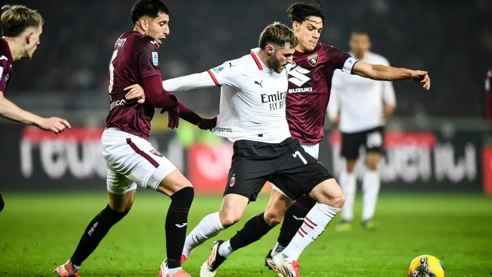 ¡Dura derrota! Santiago Gimenez y Milan caen en su visita al Torino