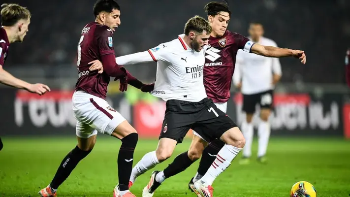 ¡Dura derrota! Santiago Gimenez y Milan caen en su visita al Torino