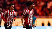 Chivas vence al Puebla y se aferra al Play In