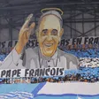 ¡Homenaje hasta el cielo! Olympique de Marsella lanzó un tifo en honor al Papa Francisco