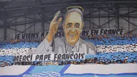 ¡Homenaje hasta el cielo! Olympique de Marsella lanzó un tifo en honor al Papa Francisco