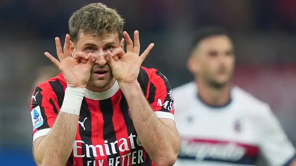 Prensa italiana se deshace en elogios hacia Santiago Giménez tras su doblete frente al Bologna